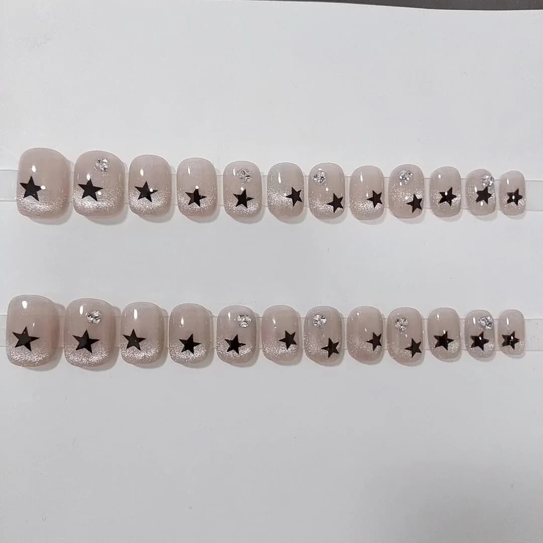 Dirbtiniai nagai „Cat Eye“, trumpi, apvalūs, su žvaigždutėmis, 24 vnt., daugkartiniai