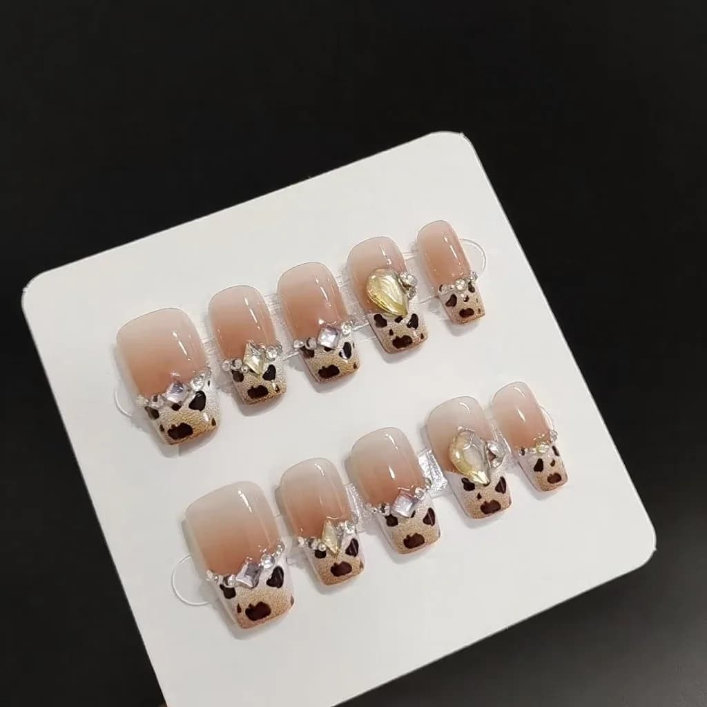 Užklijavimo nagai „Cheese Leopard“ raštu su cirkoniais, trumpa karsto (coffin) forma
