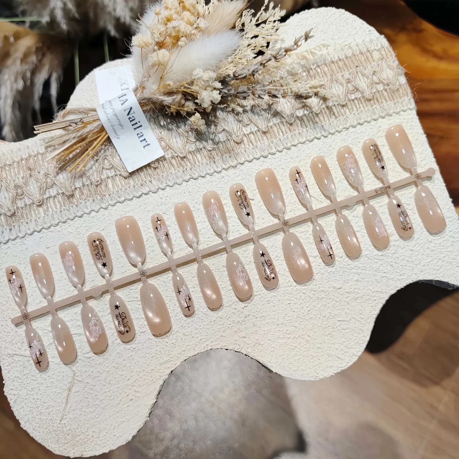 Pieno baltumo katės akies prisegamos nagų plokštelės, ovalo forma, 30 vnt.