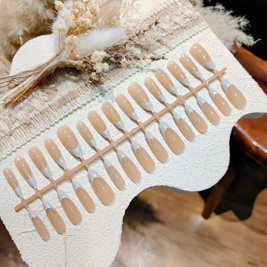 Pilki balti prancūziško stiliaus ilgų migdolo formos nagai