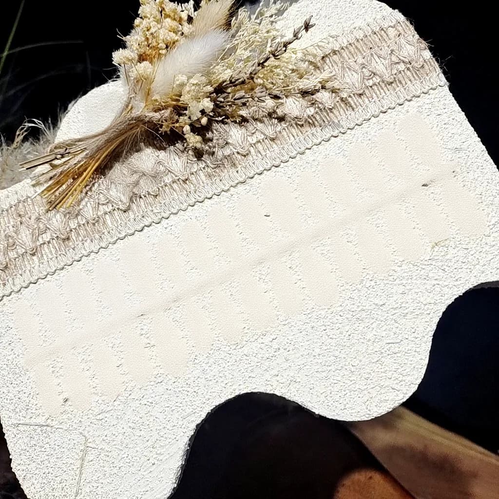 Nuanso rožiniai „Cat Eye“ uždedami nagai su kaspinėliais ir žvaigždutėmis