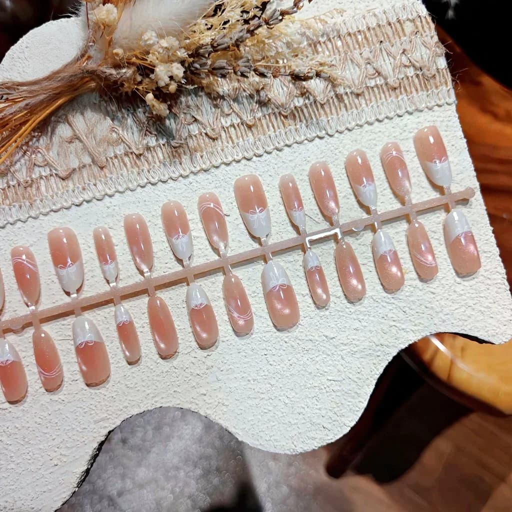 Pieniško baltumo katės akies uždedami nagai, vidutinė ovali forma, 30 vnt.