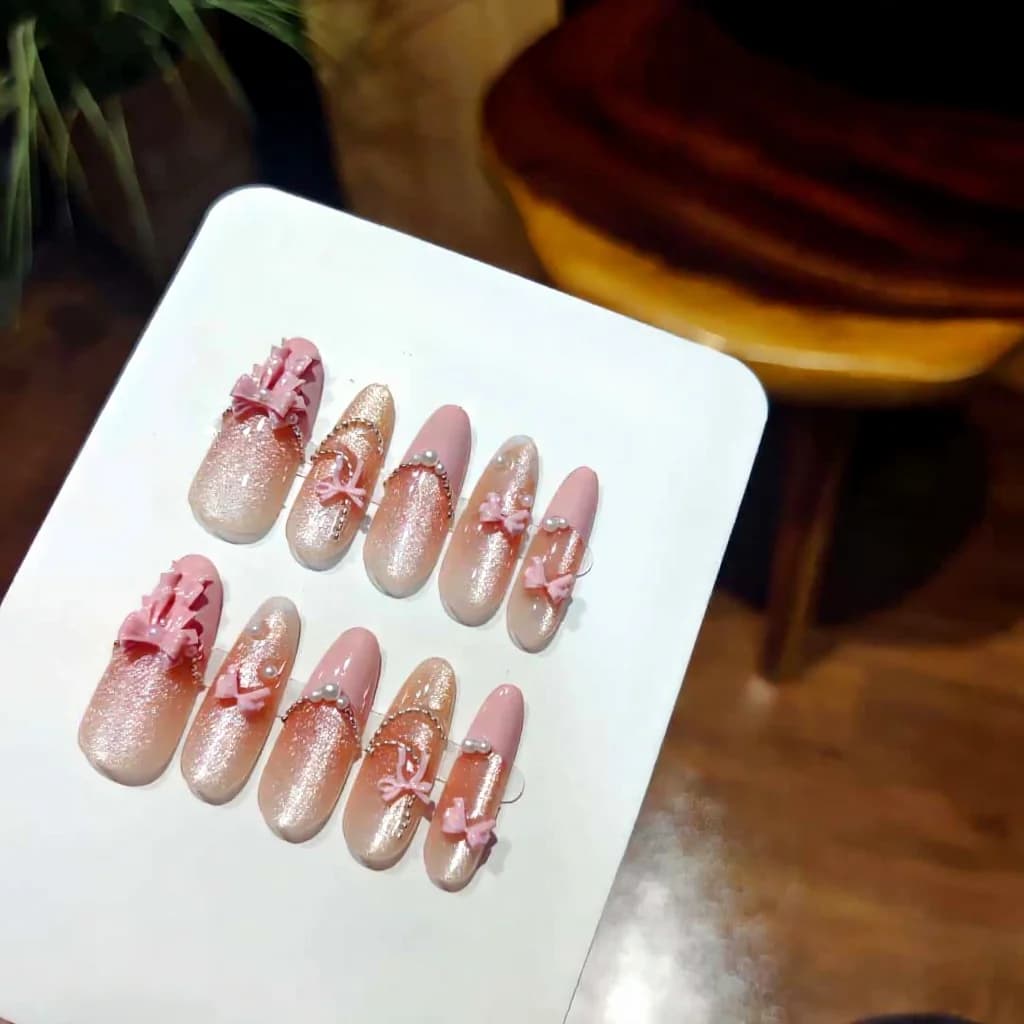 Užklijavimo nagai „Pink Lace Bow Cat Eye“ ilgas stiletas