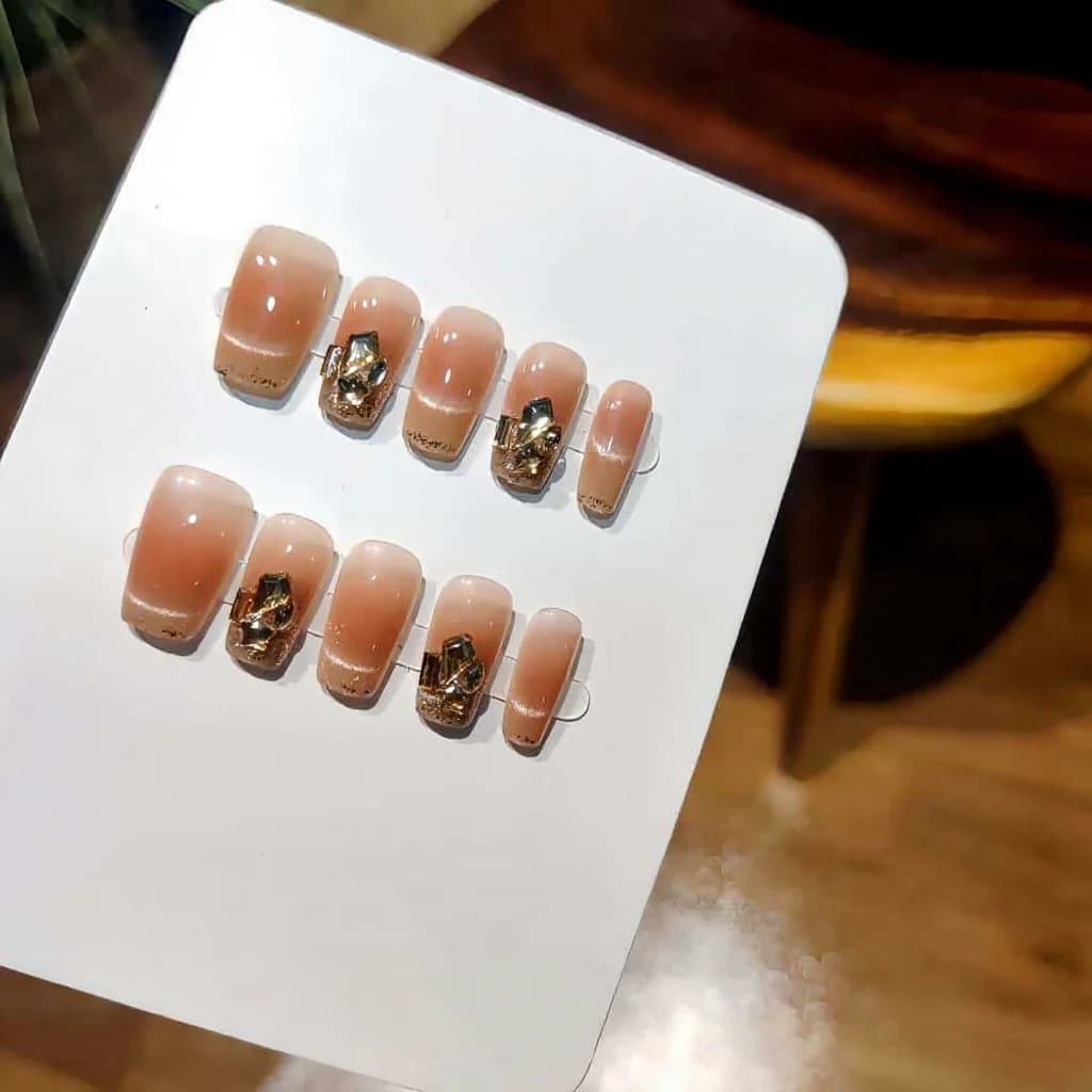 Užklijavimo nagai „Cat Eye“ rausvo atspalvio su cirkoniais, trumpi karsto formos, 30 vnt.