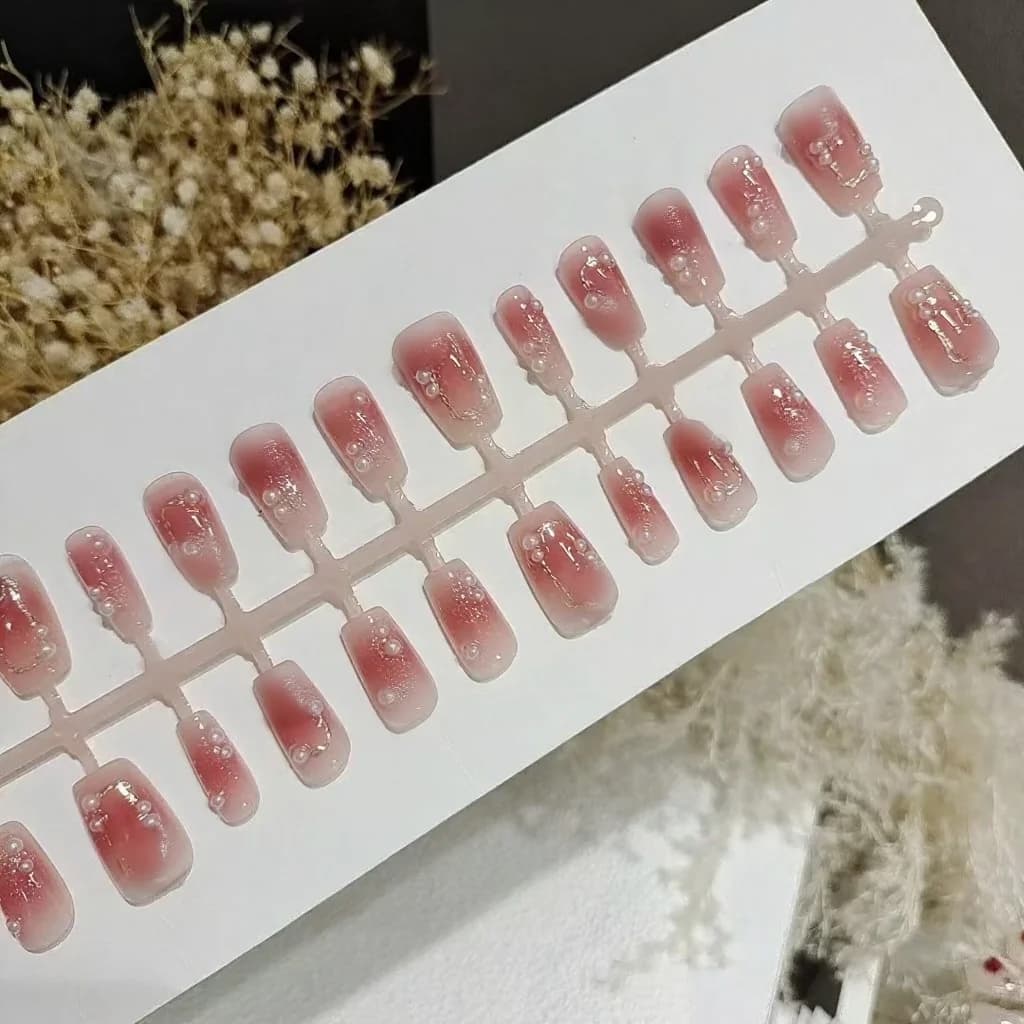 Užklijuojami nagai, trumpi karsto formos, slyvų rausvo atspalvio su gėlėmis ir drugeliais, 30 vnt.