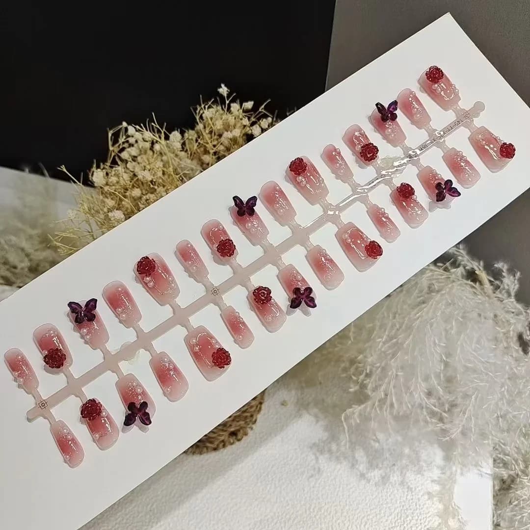 Trumpo karsto formos užklijavimo nagai „Plum Blush“ su gėlėmis ir drugeliais (30 vnt.)