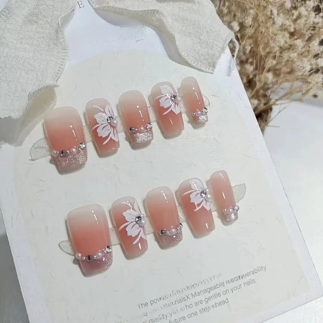 Katės akies lelijos uždedami nagai su perlais ir cirkoniais