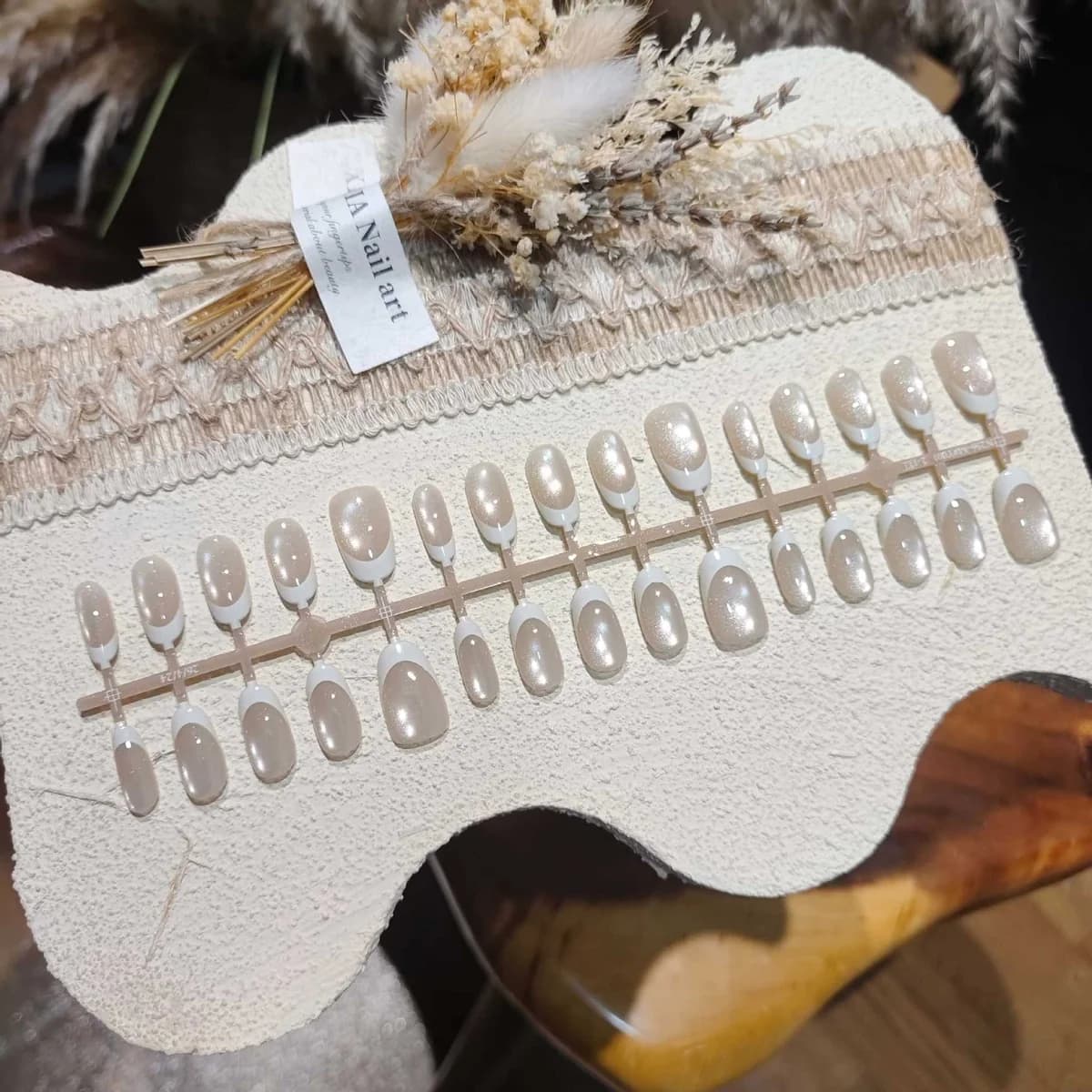Prancūziško stiliaus balti „Cat Eye“ užklijami nagai, trumpas ovalas, 30 vnt.