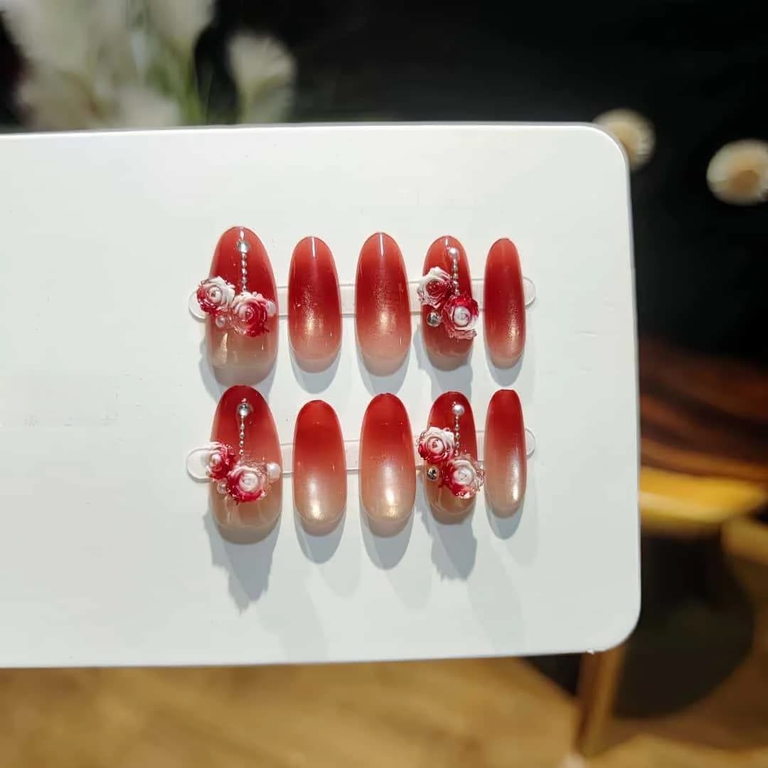 Rožių sodas katės akies prisegami nagai, raudono gradiento blizgučiai, ovali forma