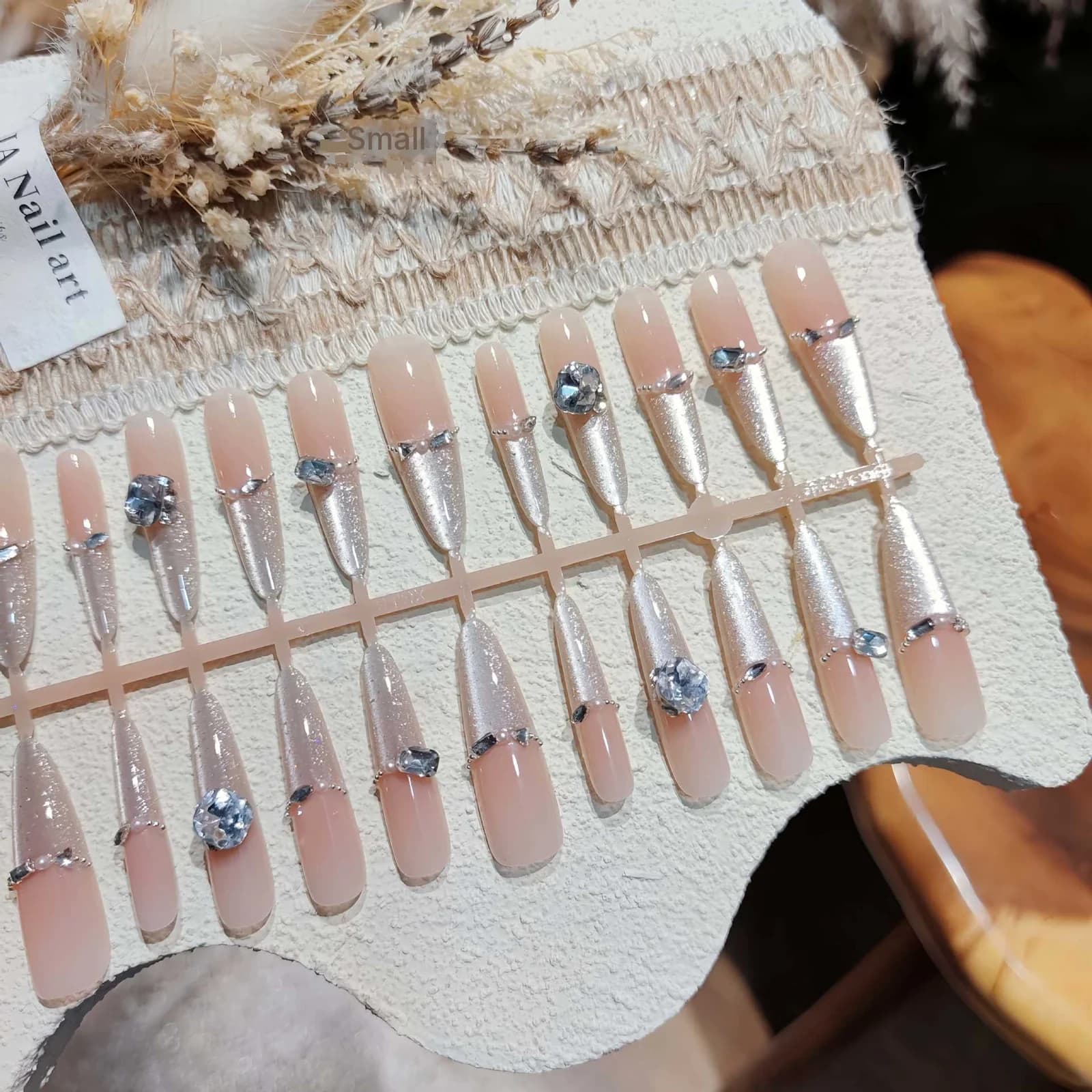 Perlų blizgesio su cirkoniais „Cat Eye“ blizgučių manikiūro rinkinys