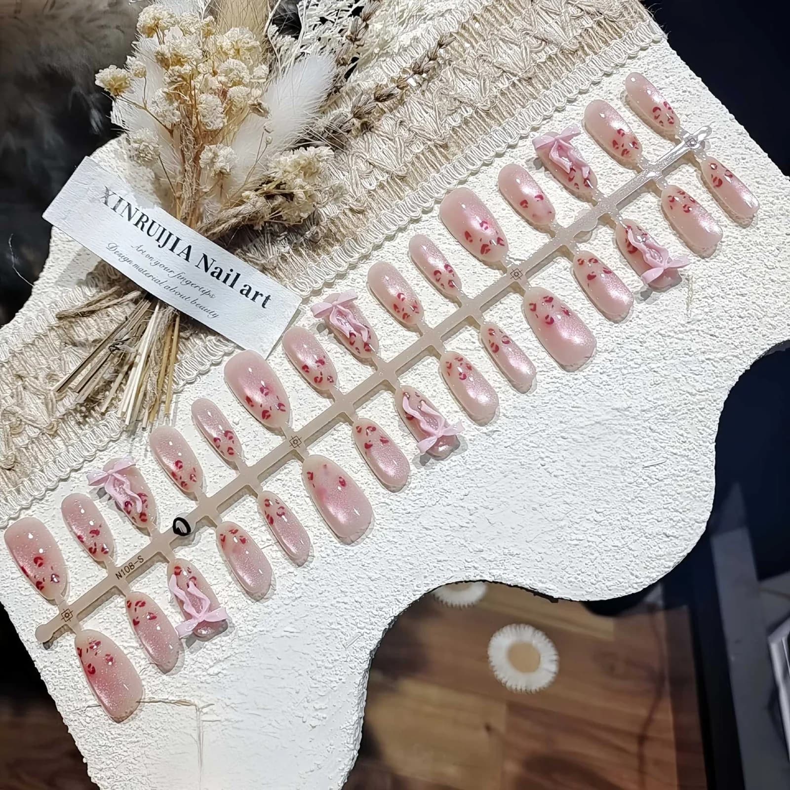 Rožiniai leopardiniai nagai su katės akies efektu, vidutinio ovalo formos
