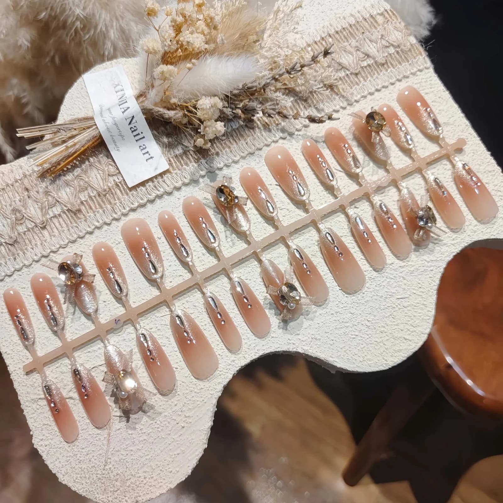 „Paris Dream“ „Cat Eye“ uždedami nagai su cirkoniais ir kaspinėliais
