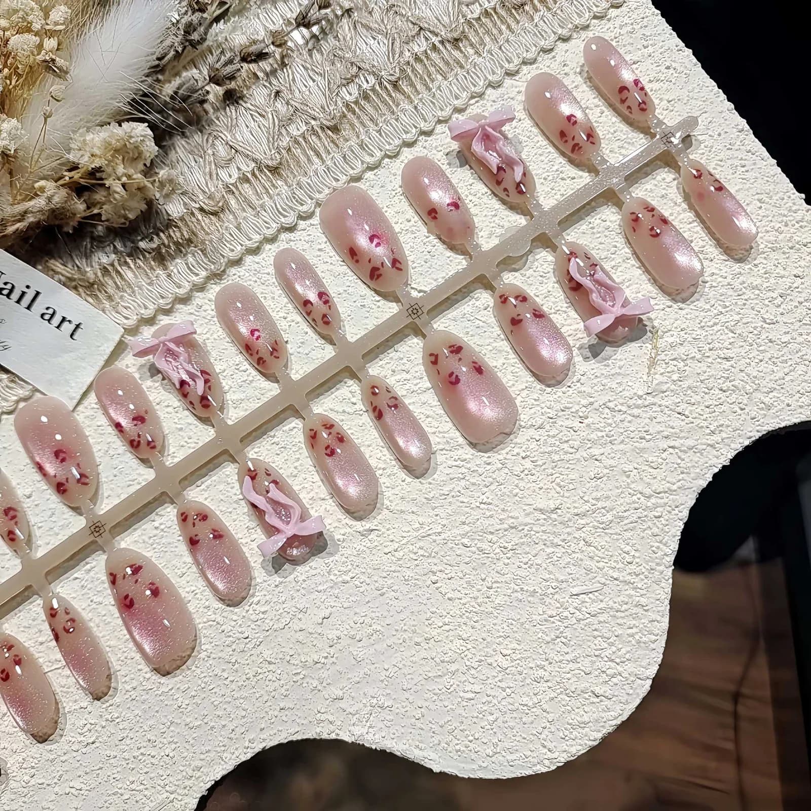 Rožiniai leopardiniai nagai su katės akies efektu, vidutinio ovalo formos