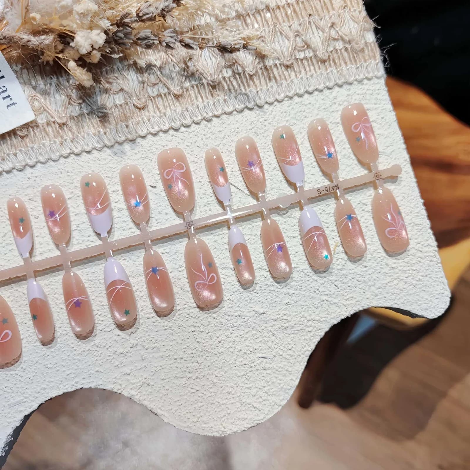 Švelniai rožiniai užklijuojami nagai „Cat Eye“, 30 vnt., daugkartiniai