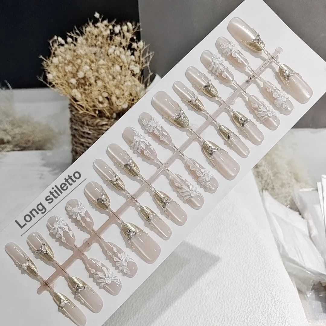 Prisegamos nagų plokštelės su 3D drugeliais ir gėlėmis, ilga smaili (stiletto) forma