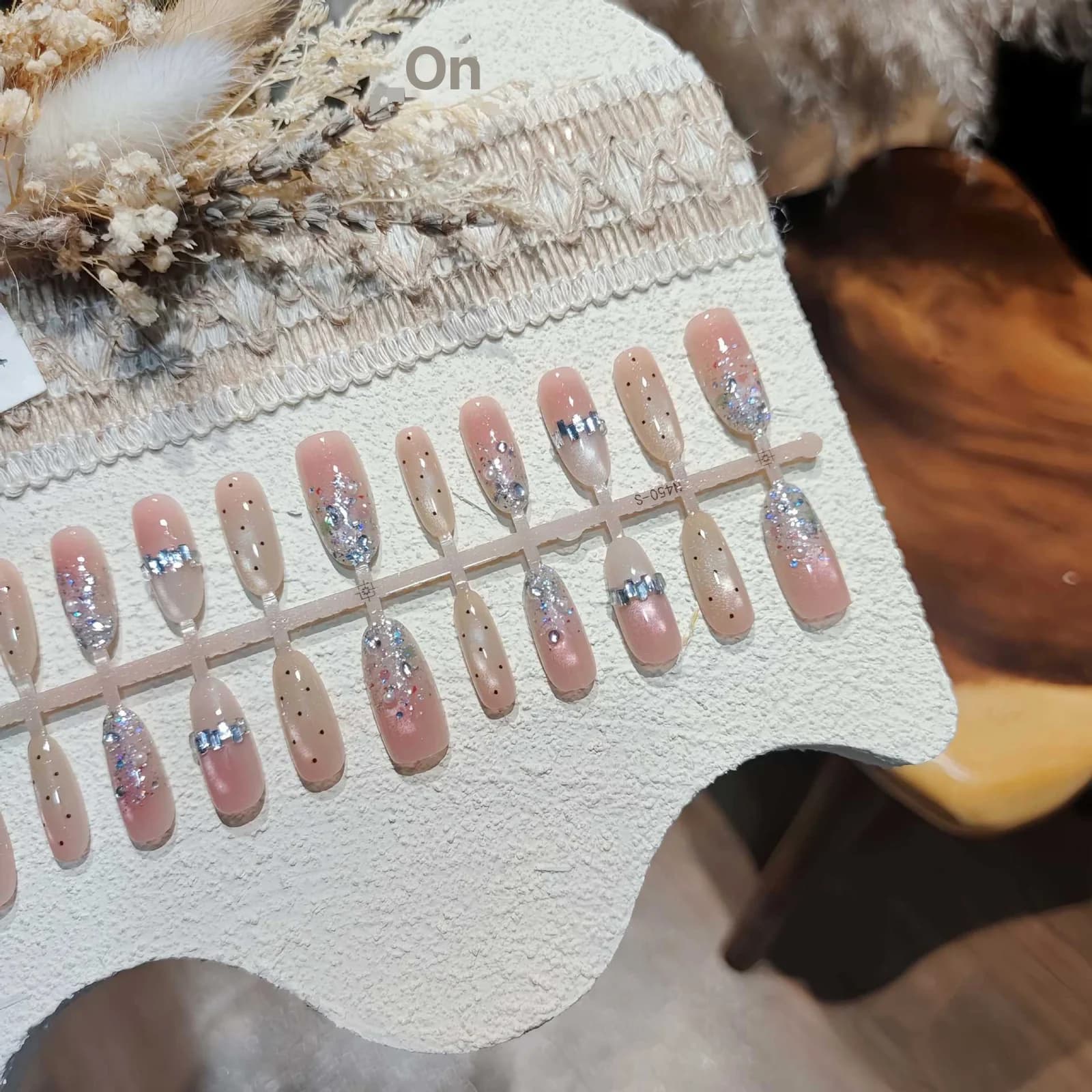 Kūno spalvos sidabriniai blizgučiai „Cat Eye“ efektas, vidutinė ovali forma