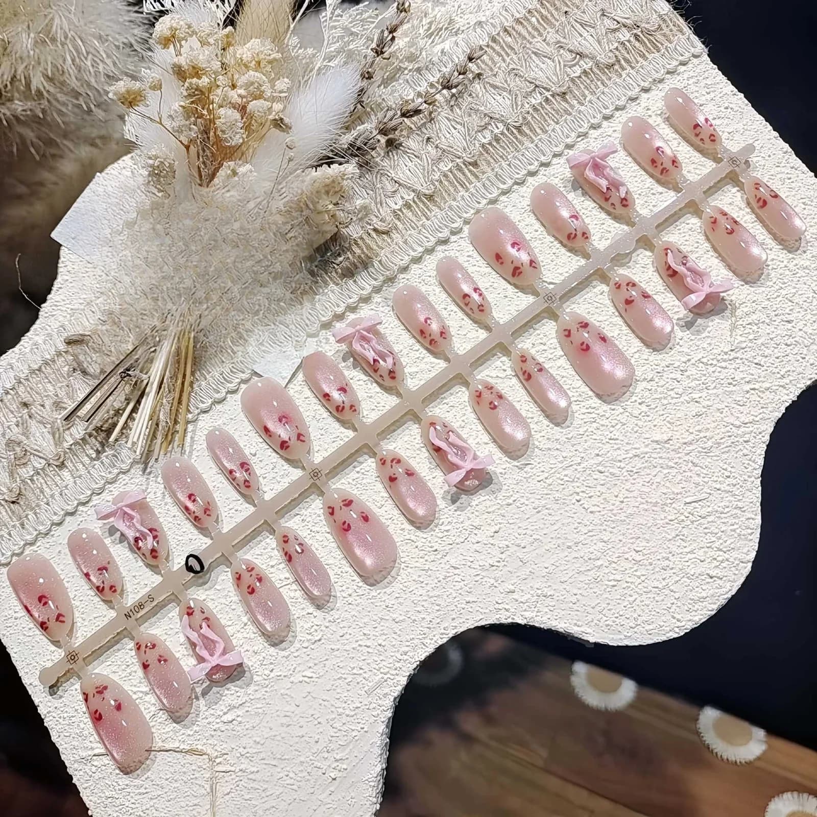 Rožiniai leopardiniai nagai su katės akies efektu, vidutinio ovalo formos