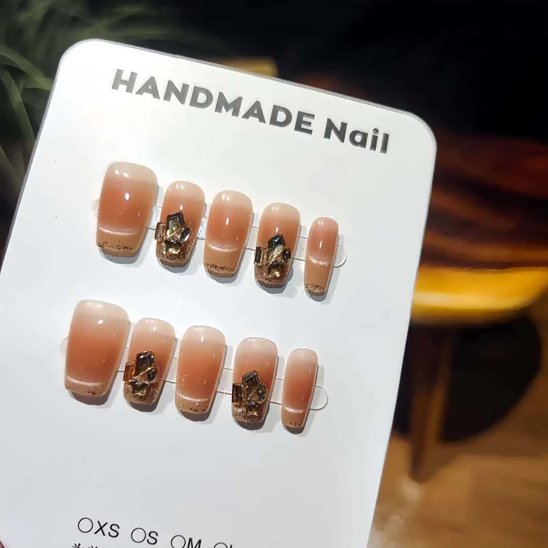 Užklijavimo nagai „Cat Eye“ rausvo atspalvio su cirkoniais, trumpi karsto formos, 30 vnt.